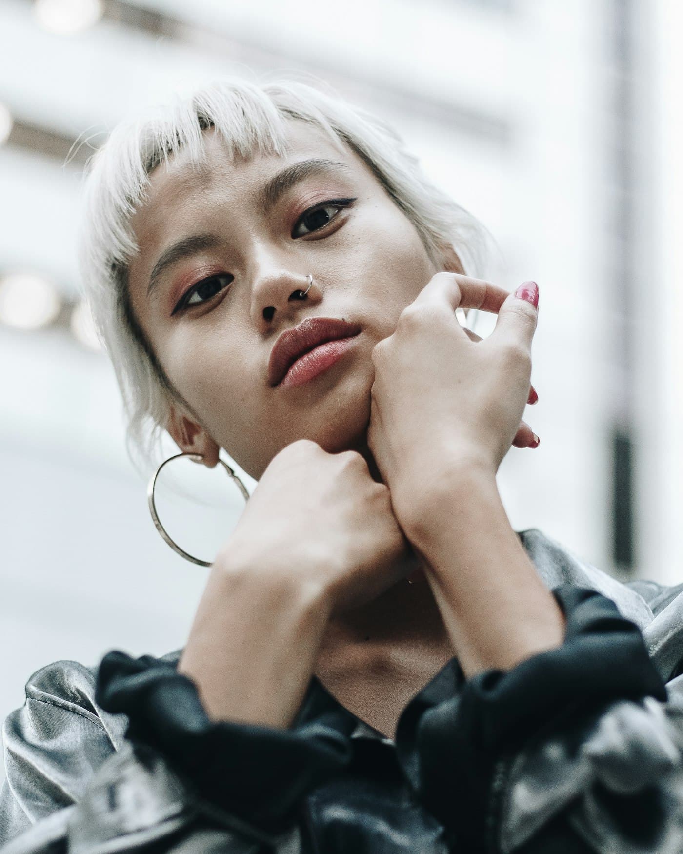 Retrato editorial em luz natural, com cabelo curto e olhar para a câmera